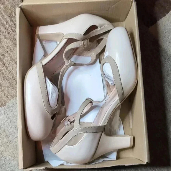 Journee Collection Olina Women's Mary Jane Heels - Picture 9 of 10